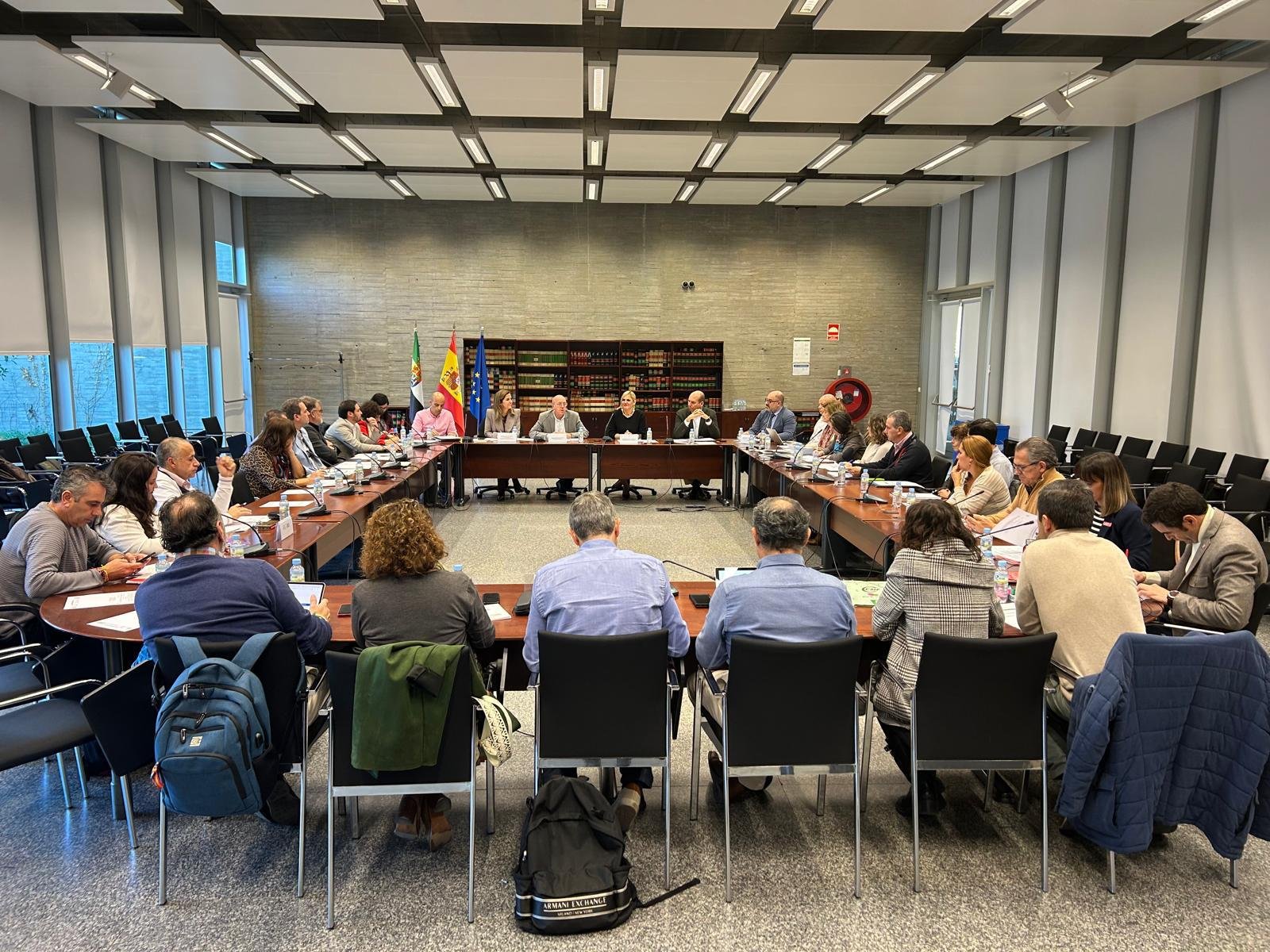 La Junta de Extremadura presenta histórica Oferta Pública de Empleo con 2.376 plazas