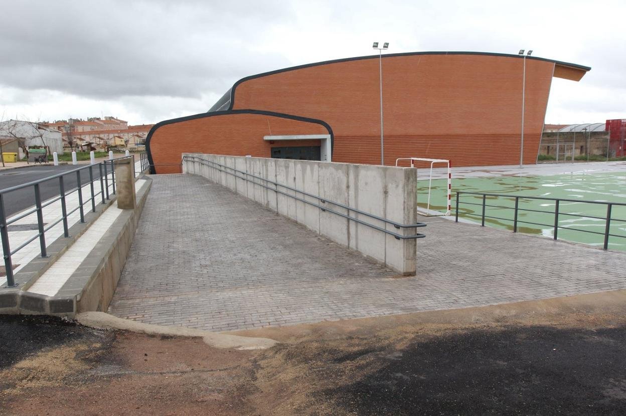 La concejalía de Deportes mejora la iluminación del Pabellón Deportivo ‘Aldea Moret’ en Cáceres.