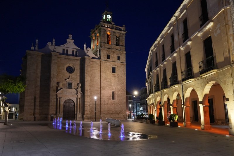 Villanueva de la Serena celebra el Día Mundial de la Infancia tiñéndose de azul