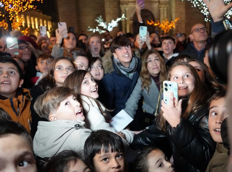 Villanueva ilumina la Navidad con la participación de miles en la plaza de España.