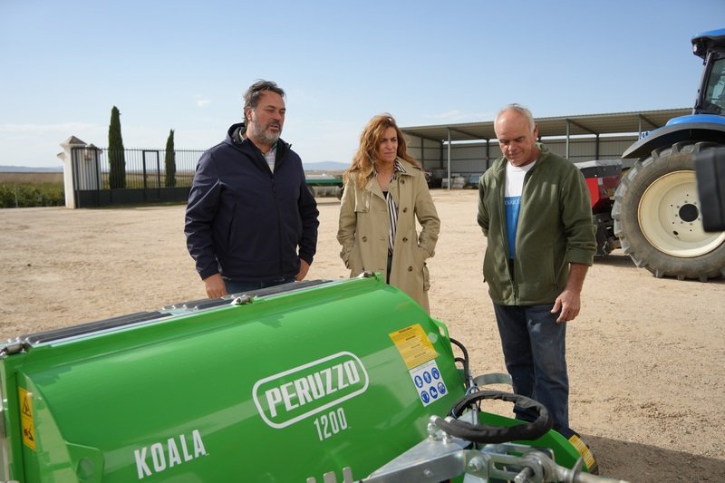 Visita de la alcaldesa Ana Belén Fernández a Navisa: conociendo sus trabajadores y su parque de maquinaria, así como el cultivo de higuera con malla de protección.