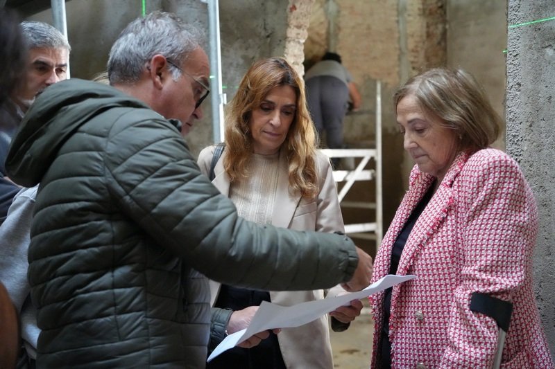 Visita de la alcaldesa Ana Belén Fernández a las obras de rehabilitación en la casa de la calle Carrera 6 por el Programa Escala Puerta de la Serena.