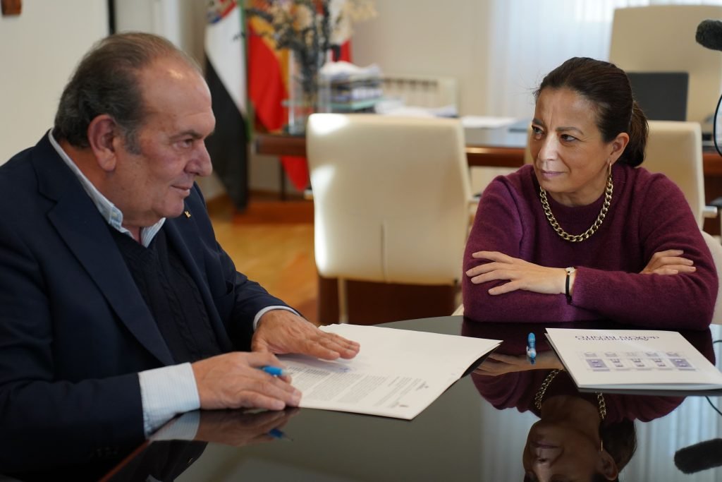 Caja Rural de Extremadura realiza una donación de un vehículo al servicio de Guardería Rural para garantizar la seguridad de los caminos y fincas municipales. La iniciativa ha sido financiada a través del Fondo de Educación y promoción de la entidad.