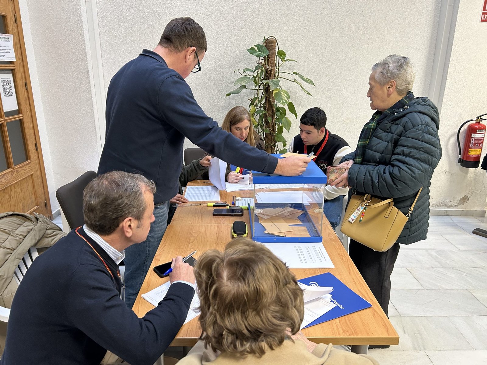 Comienza la jornada electoral en Extremadura con total normalidad.