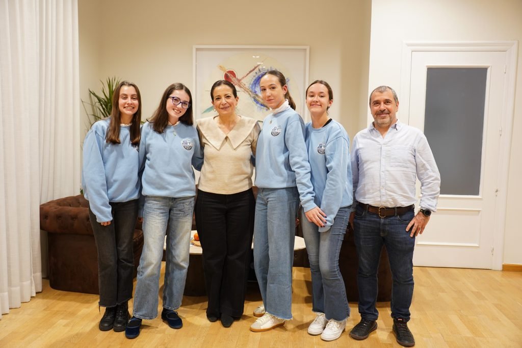 Cuatro alumnas del IES Donoso Cortés presentan un detector de riadas premiado a nivel internacional ante la alcaldesa de Don Benito. El proyecto fue galardonado entre más de 2.000 propuestas en el concurso de EduCaixa, obteniendo uno de los siete premios nacionales.