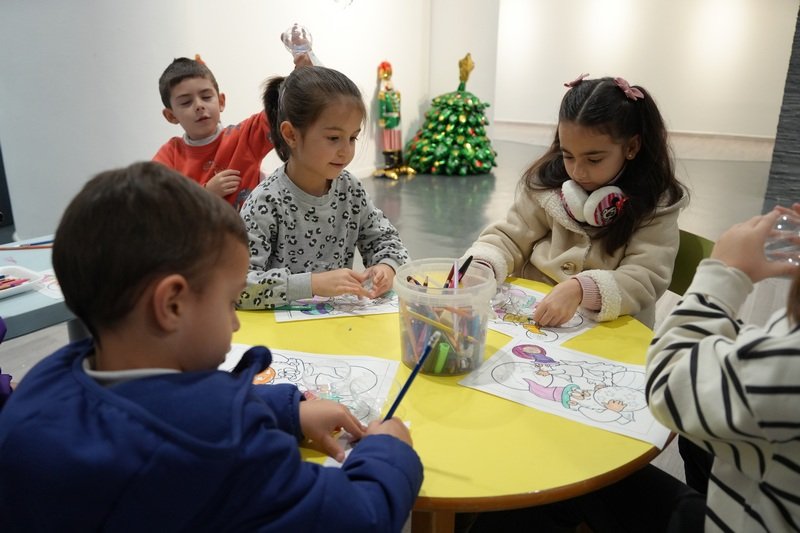 Diversión en los talleres navideños para los más pequeños en el Espacio Cultural Rufino Mendoza
