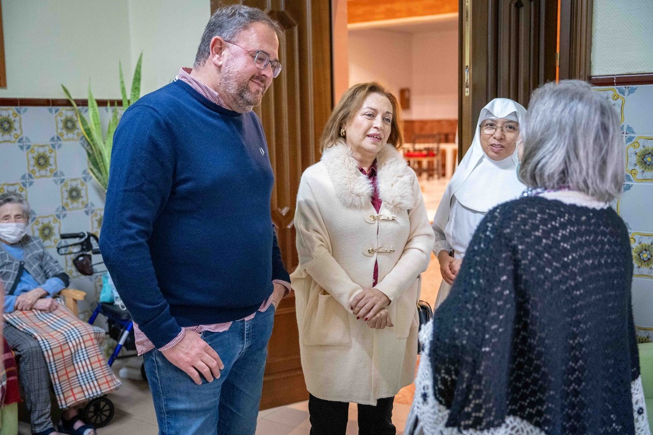 El alcalde visita la Residencia de Mayores Santa Teresa Jornet para felicitar las fiestas a hermanas, trabajadores y residentes, entregando donaciones de leche y aceite.