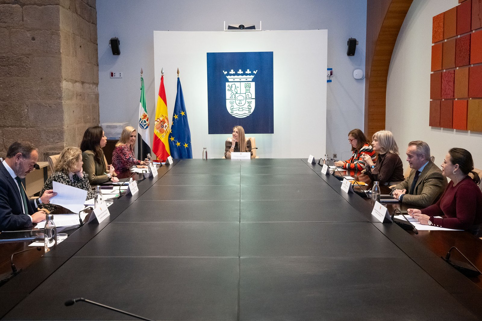 Medidas para generar empleo y apoyar a pymes y autónomos en Extremadura.