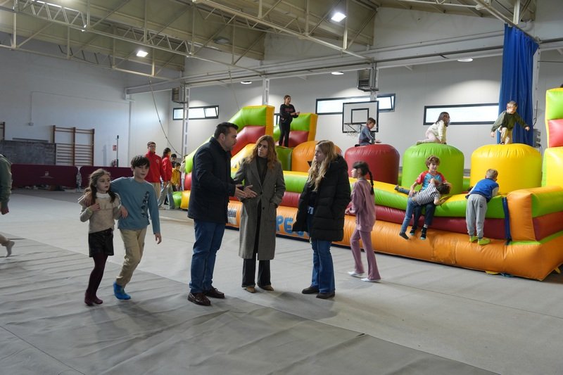 Visita de la alcaldesa Ana Belén Fernández al Christmas Park ubicado en el pabellón Pedro de Valdivia. Disponible hasta el 5 de enero.