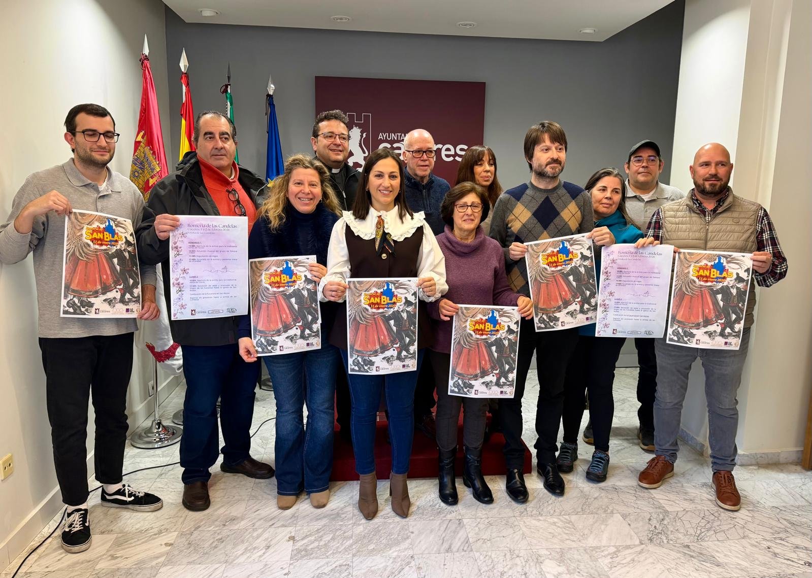 Con un completo programa de actividades tanto religiosas como lúdicas, y la tradicional venta de roscas y cordones, Cáceres se prepara para celebrar dos de sus festividades más queridas: la Romería de San Blas, que se llevará a cabo el sábado 31 de enero, y las Candelas, que se celebrarán el domingo 1 y el lunes 2 de febrero, ambas con una amplia variedad de actividades religiosas y recreativas.
La concejala de Festejos, Soledad Carrasco, y la concejala de Participación Ciudadana y Barrios, Jacobi Ceballos, junto al párroco de San Blas, Fernando Alcázar, la vocal de la Asociación de Vecinos de San Blas, Jacinta Pablo, y el diseñador gráfico Javier Luque, han presentado las actividades, mientras que el párroco de San Mateo, José María Borreguero, el organizador de las Candelas, Víctor Barrantes, y la presidenta de la Asociación de Vecinos Ciudad Monumental, Celia Rubio, han agradecido la colaboración del Ayuntamiento y animado a la participación de todos los ciudadanos.
Carrasco ha enfatizado que «creemos firmemente que no hay mejor manera de celebrar nuestra identidad y tradiciones que a través de las romerías, que forman parte de la historia de todos los cacereños».
En cuanto a la Romería de San Blas, que se llevará a cabo el sábado 31, se destacan actividades como desfiles, folclore, y la tradicional venta de roscas de anís y cordones bendecidos. El mercado y los puestos se distribuirán por la ciudad, con atracciones infantiles y diversas actividades para disfrutar en familia.
Por otro lado, la Romería de las Candelas contará con la venta de roscas tradicionales el domingo 1 y la bendición de velas y procesión el lunes 2, culminando en la iglesia de San Mateo.
«Aunque el clima pueda ser incierto, invitamos a todos a vivir estos días con entusiasmo y alegría, disfrutando de las actividades y dejándonos contagiar por el espíritu de nuestras celebraciones más queridas», ha destacado Carrasco.
En resumen, Cáceres se prepara para vivir con alegría y tradición las festividades de San Blas y las Candelas, dos eventos que son parte fundamental de la identidad y la historia de la ciudad. Celebración de San Blas y las Candelas en Cáceres con Eucaristía en San Mateo y procesión a la ermita