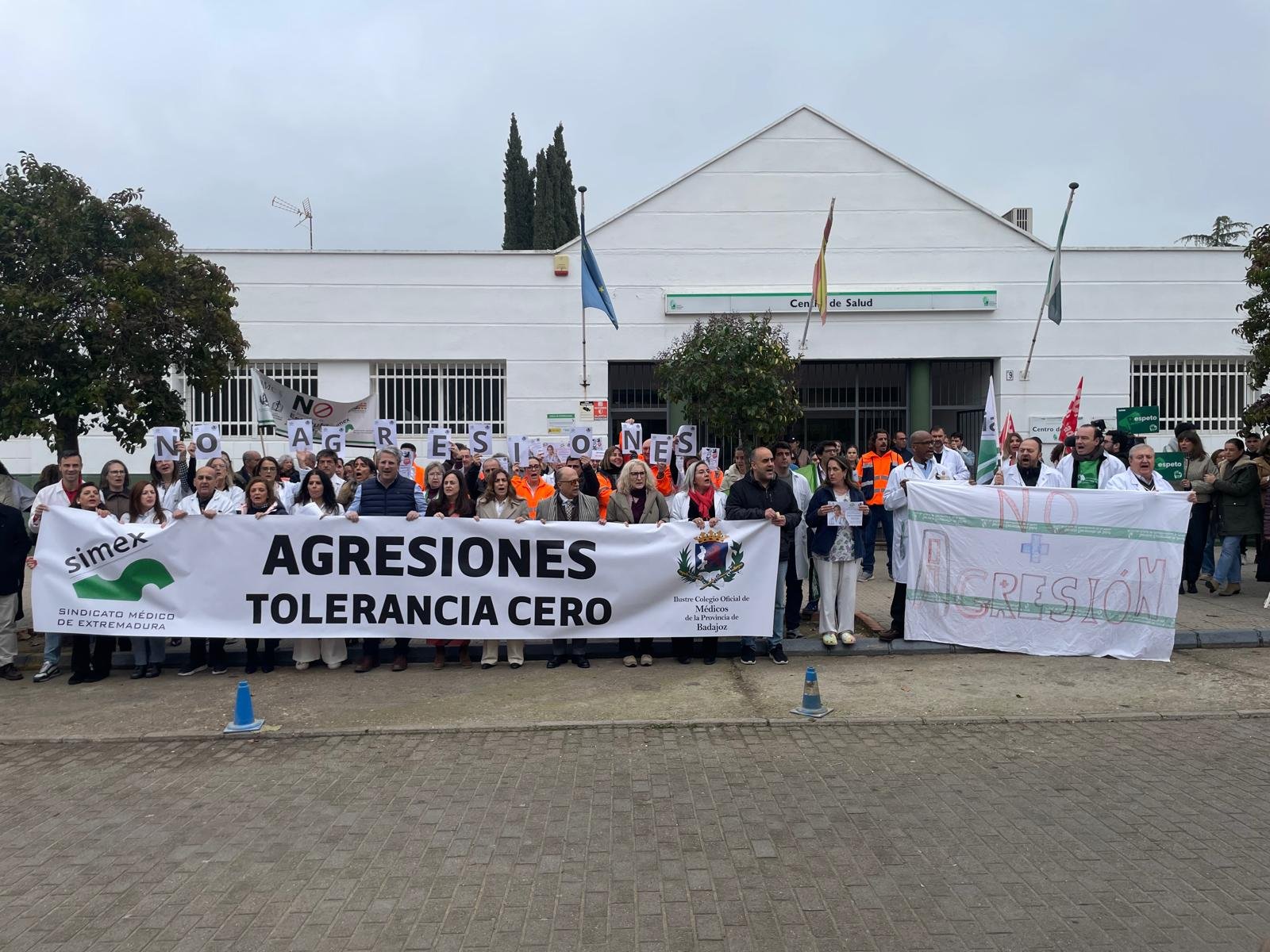 Concentración de repulsa por la agresión una médico del centro de salud de Plaza de Salamanca