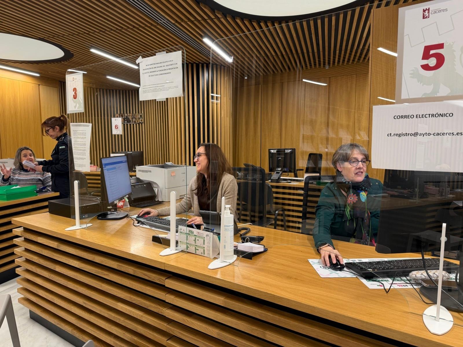 El Ayuntamiento de Cáceres aplica la subida salarial del 1,5% a los empleados públicos en la nómina de enero.