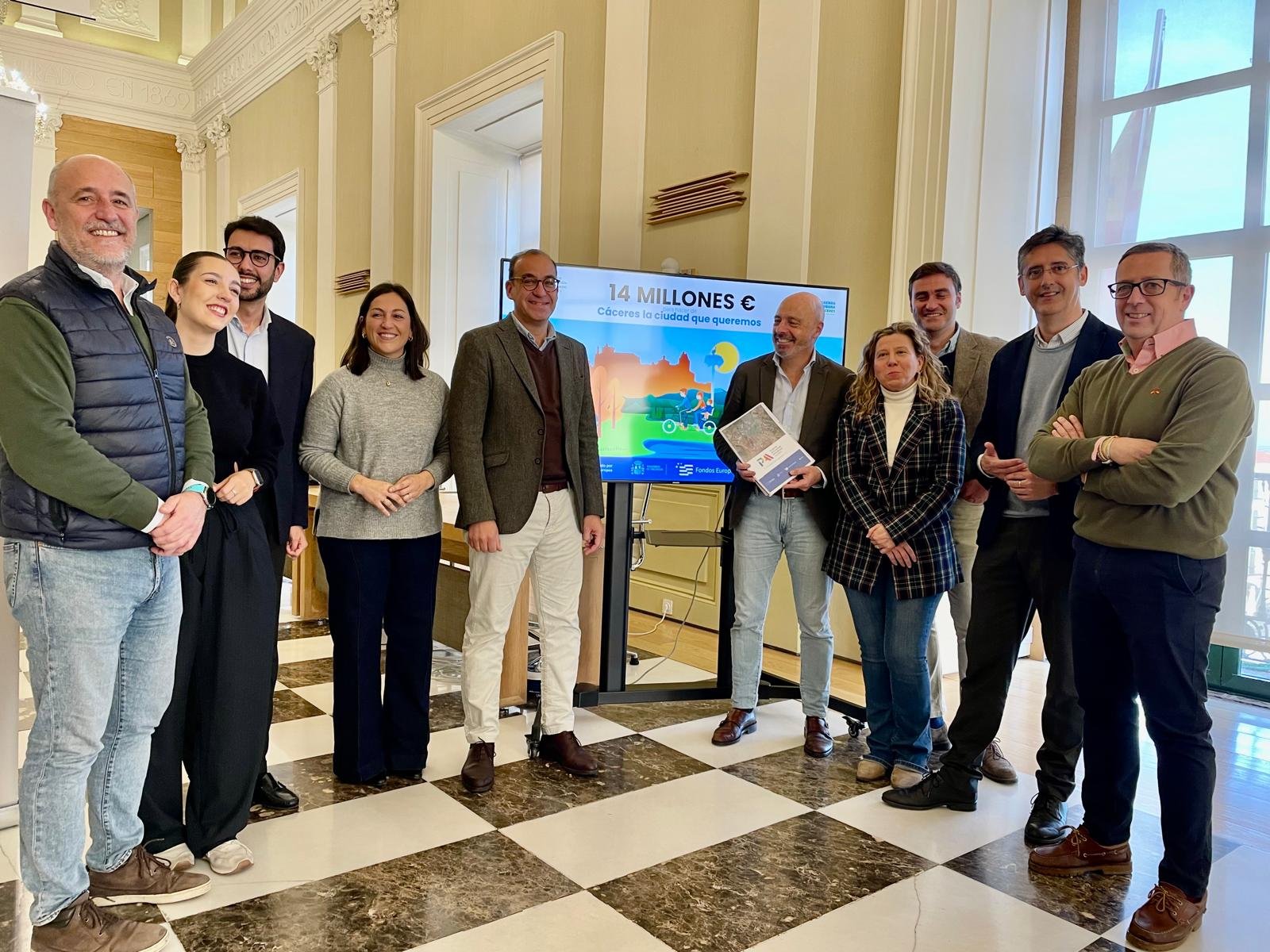 El Ayuntamiento de Cáceres recibirá 14,7 millones de euros de fondos FEDER para impulsar proyectos estratégicos de la ciudad, incluyendo la reforma de Virgen de la Montaña, Camino Llano, Plaza Marrón, Cánovas y la Ribera del Marco, entre otros. El Ayuntamiento de Cáceres contará con una inversión de 14,7 millones de euros provenientes de fondos FEDER para promover proyectos estratégicos que impulsen el desarrollo de la ciudad.