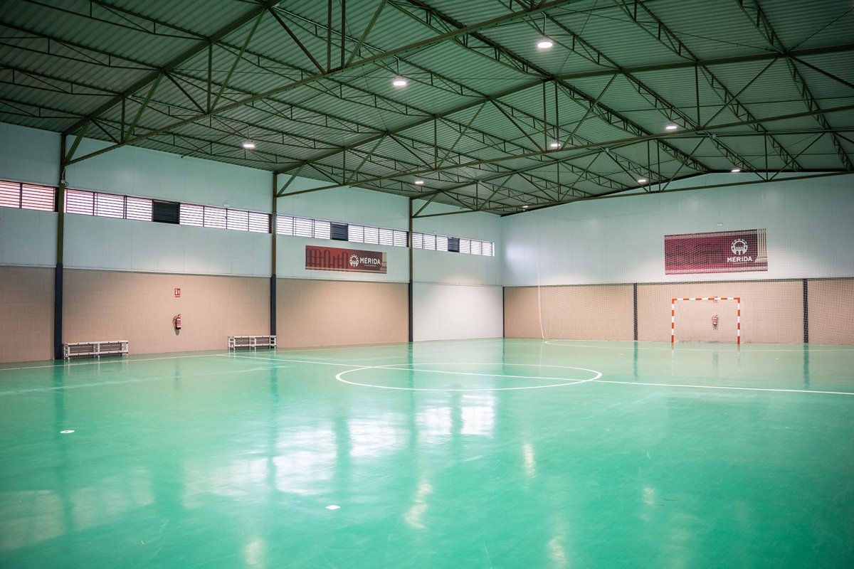El Ayuntamiento finaliza la renovación completa del campo deportivo de La Antigua con mejoras en instalaciones y eficiencia energética