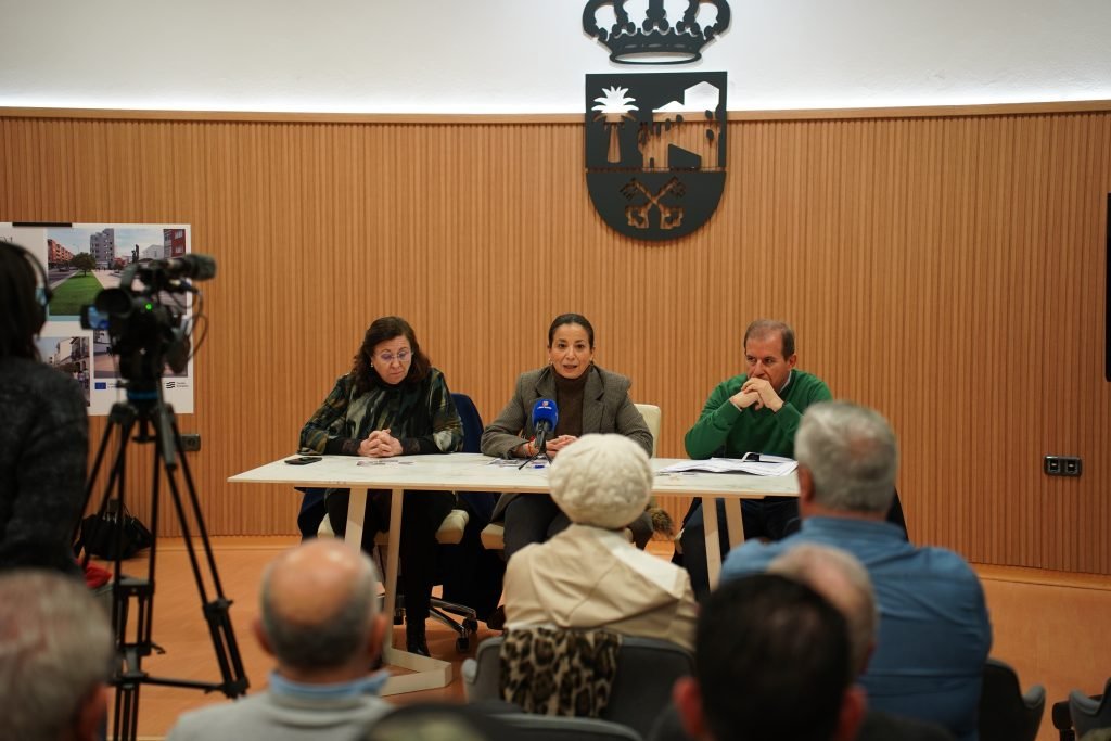 El Ayuntamiento presenta a los vecinos el proyecto de renovación de la calle San Francisco y Plaza de la Constitución – Ayto. Don Benito. Con un presupuesto de más de un millón de euros, se reorganizará el tráfico rodado, se mejorarán los accesos y se llevarán a cabo transformaciones en la zona.