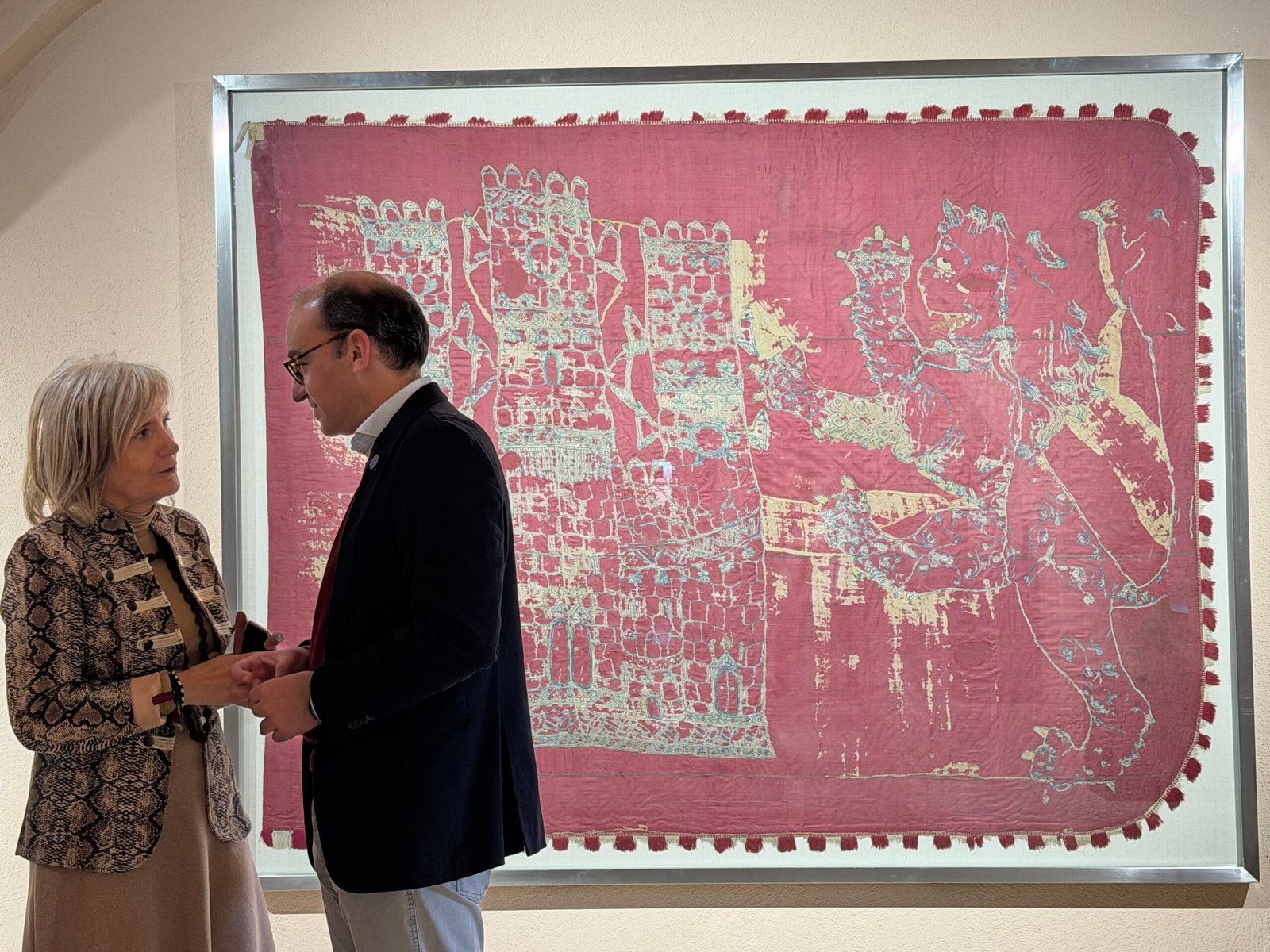 El Pendón de San Jorge expuesto en el Museo de Cáceres: un tesoro histórico extremeño.