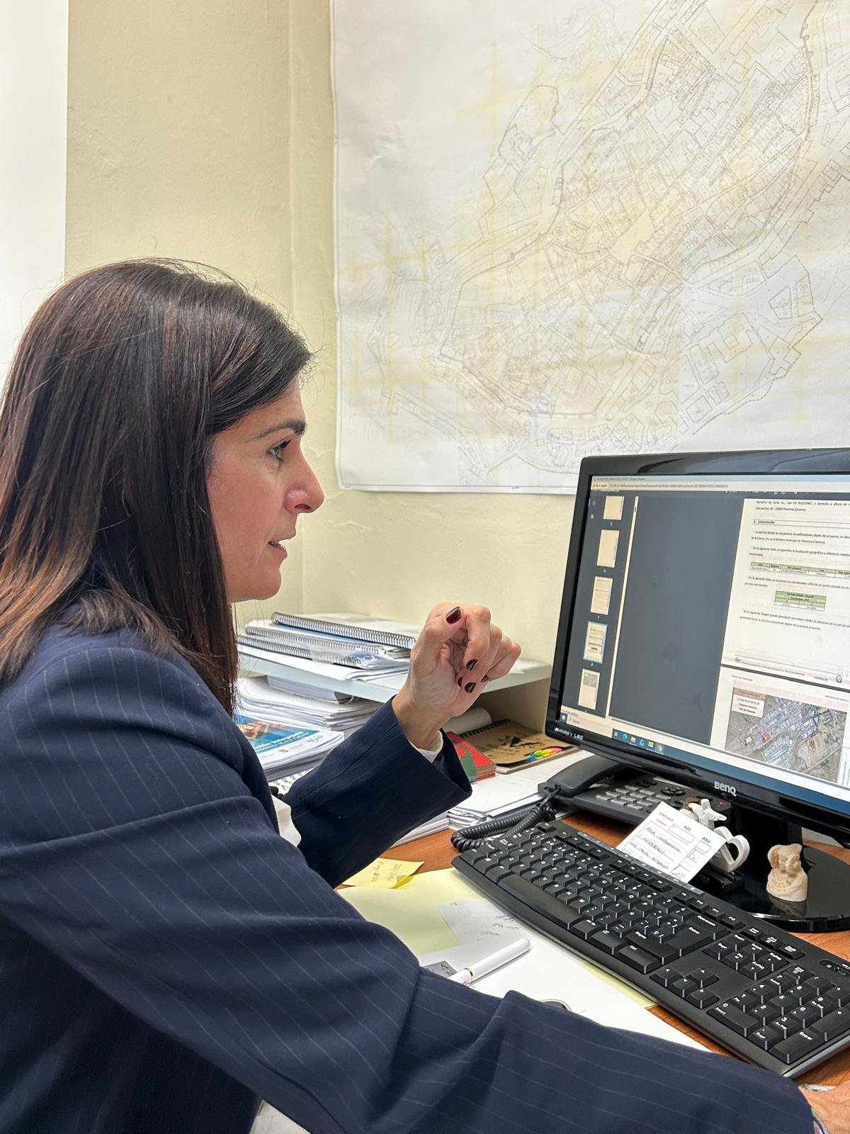 El informe de gestión urbanística presentado por el Ayuntamiento de Plasencia correspondiente al año 2025 muestra un aumento significativo en la actividad del área de Urbanismo, resultado de los cambios organizativos implementados en los últimos dos años.

La concejala de Disciplina Urbanística, Belinda Martín, destacó que el objetivo del informe es evaluar de manera objetiva la efectividad de los cambios realizados, que han transformado el papel del área de Urbanismo en la administración municipal. Martín señaló que ahora el área de Urbanismo no se limita a la tramitación de permisos de obras, sino que se ha convertido en un servicio estratégico que garantiza el desarrollo ordenado y sostenible del municipio.

Durante el periodo comprendido entre 2023 y 2025, se ha pasado de un modelo de gestión fragmentado a uno integral, donde se han gestionado un total de 1.421 expedientes en 2025, abarcando diversas tipologías como comunicaciones previas de obras, licencias de obras, expedientes de actividades, informes urbanísticos, entre otros.

Belinda Martín resaltó que este incremento en la actividad refleja una Administración más activa y eficiente, gracias a la centralización de la gestión que ha permitido un control más exhaustivo. Además, se ha observado un aumento significativo en las licencias de nueva construcción de viviendas, lo que posiciona al municipio en una nueva fase de desarrollo residencial.

El informe también destaca el impacto positivo de la administración electrónica y el nuevo enfoque de gestión, donde cada actuación se analiza desde diferentes perspectivas. Para seguir consolidando este modelo, se tiene previsto incorporar un gerente de Urbanismo en 2026, lo que contribuirá a mantener y mejorar la eficacia de la nueva estructura en beneficio del crecimiento y desarrollo del entorno urbano. Plasencia fortalece su gestión urbanística con la incorporación de un gerente de Urbanismo y un aumento significativo en su actividad entre 2023 y 2025.