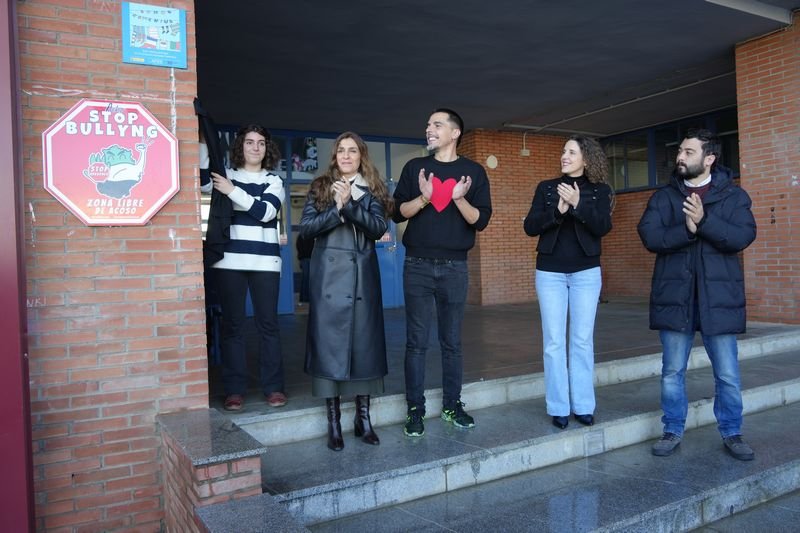 El instituto San José instala la señal «Acho Stop Bullying» en su entrada principal para combatir el acoso escolar