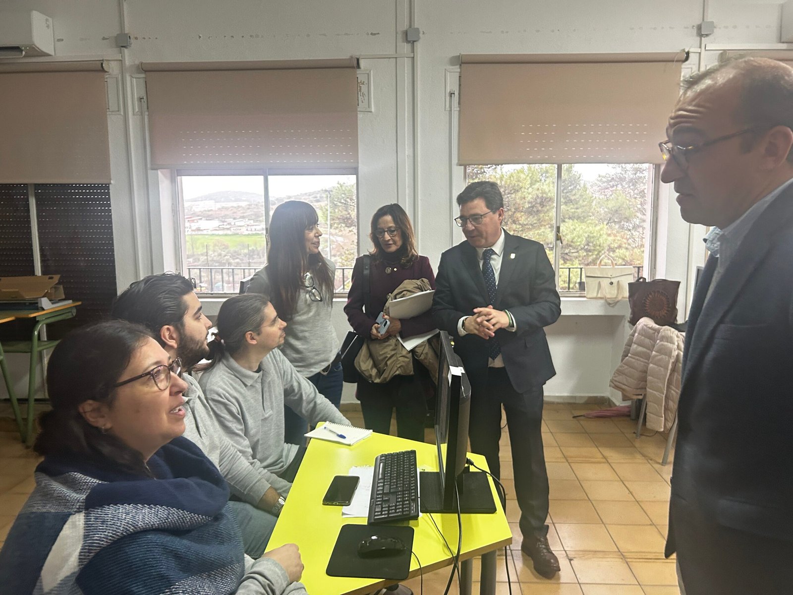 Guillermo Santamaría da la bienvenida a alumnos-trabajadores del Programa ESCALA Olimpo II en Cáceres.