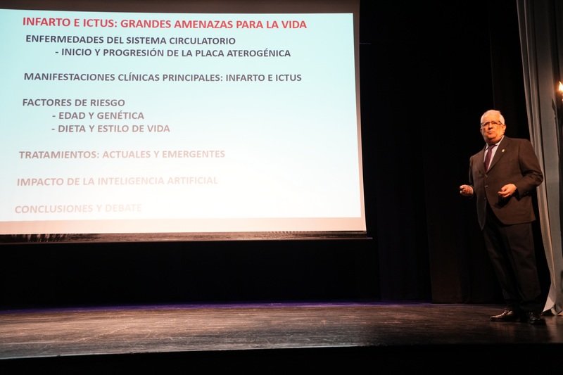 José María Vega Piqueres abre ciclo «Ciencia para la ciudadanía» con charla sobre infarto e ictus.