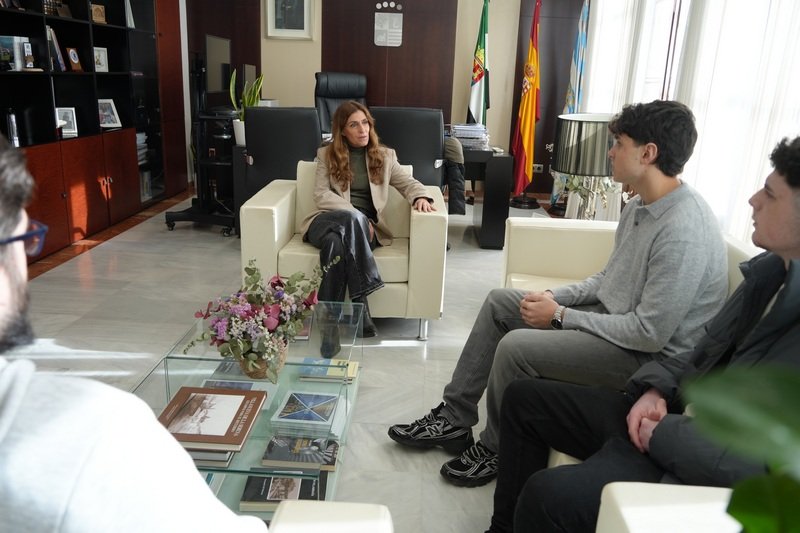 La alcaldesa Ana Belén Fernández recibe a tres alumnos en prácticas en español