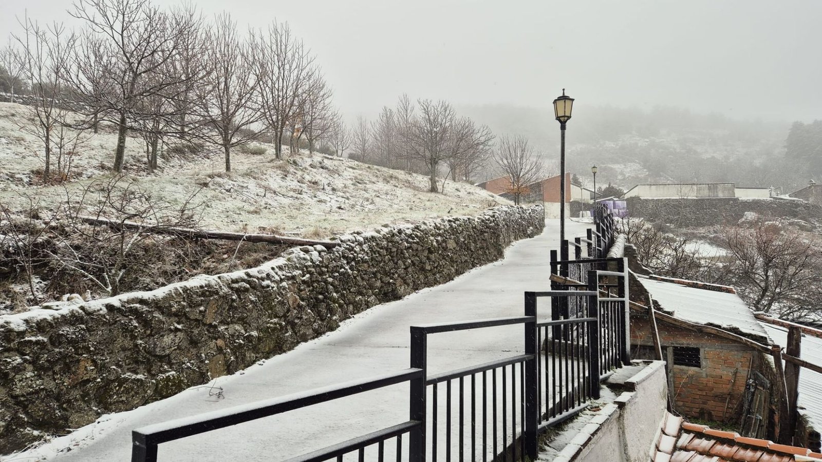 La nieve cubre de blanco La Garganta y Piornal