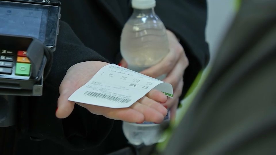 La patronal de supermercados busca eliminar la obligatoriedad de imprimir tickets en español.