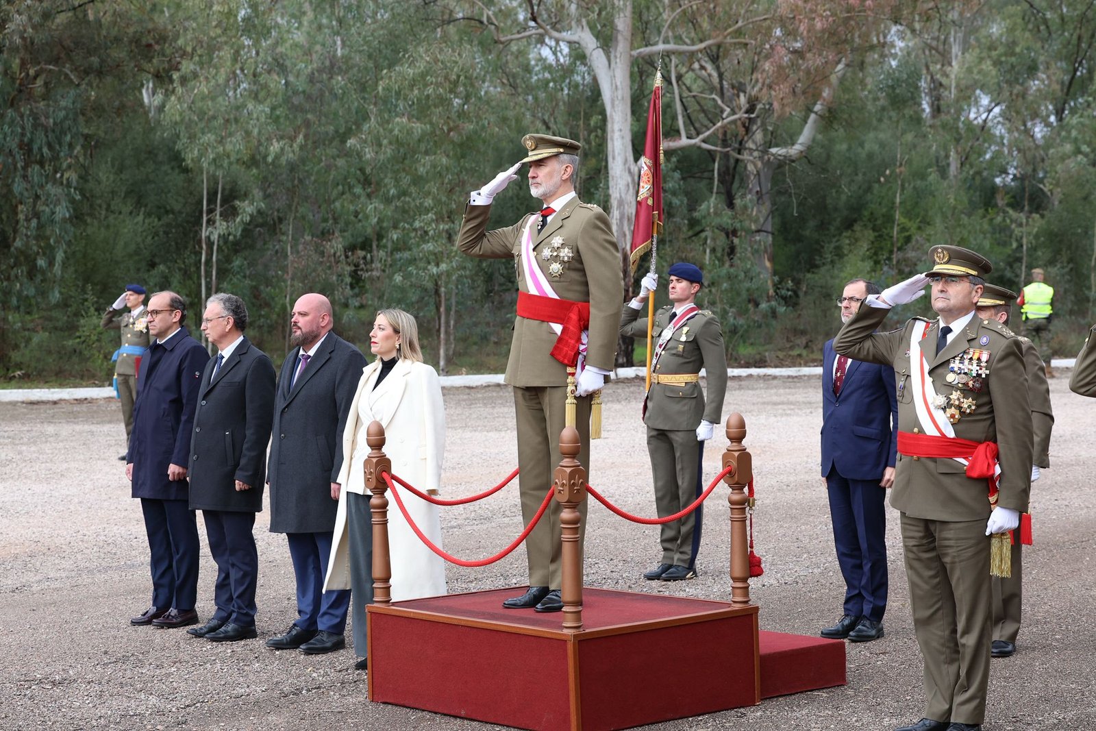 María Guardiola asiste a jura de bandera presidida por el Rey en Cáceres