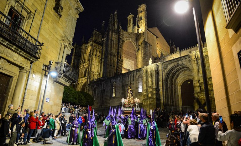 Plasencia destaca en FITUR por su Semana Santa declarada Fiesta de Interés Turístico Nacional Plasencia destaca en FITUR su Semana Santa como una tradición cultural única en español.