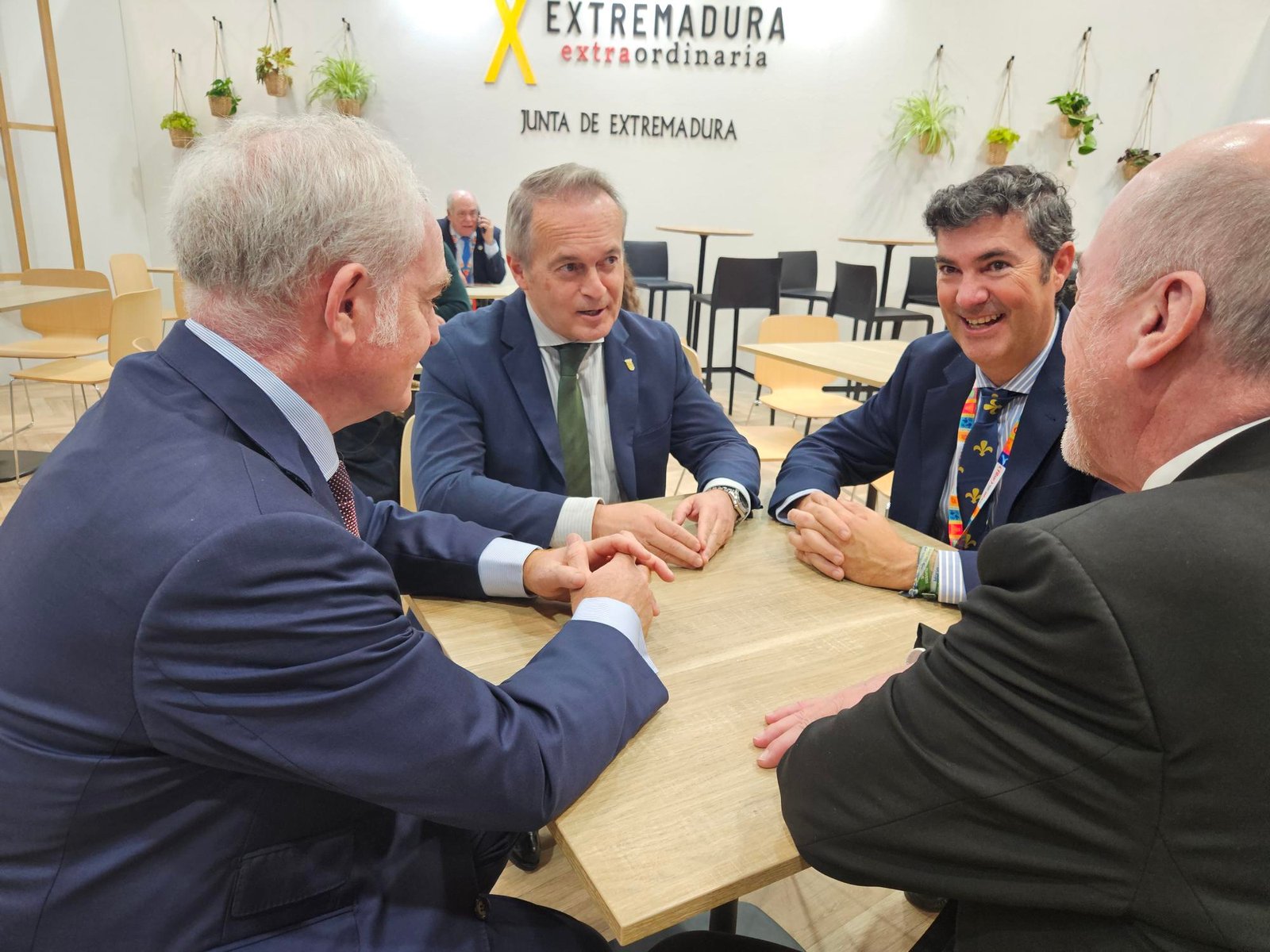Reunión de Manuel Martín con compañías aéreas en FITUR para potenciar aeropuerto de Badajoz