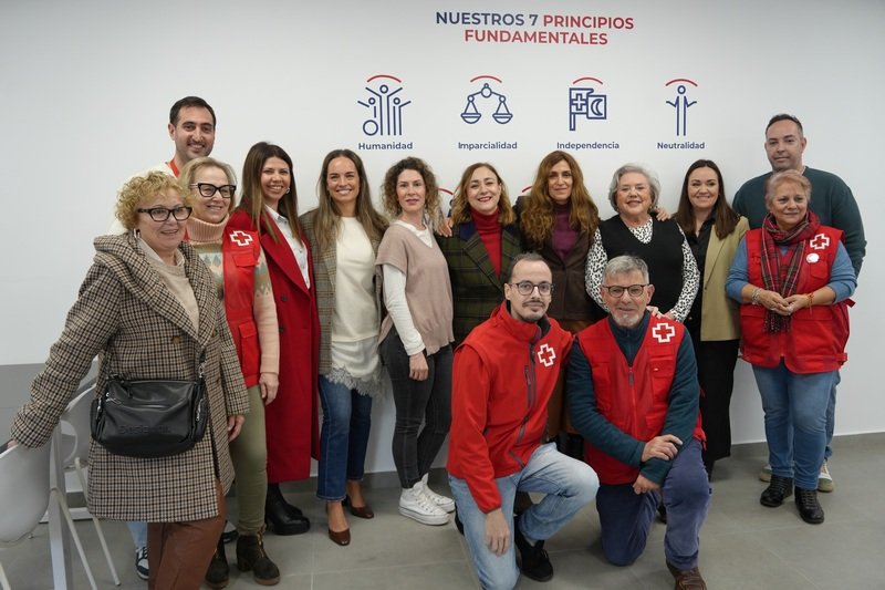 Visita de la alcaldesa Ana Belén Fernández a la sede de Cruz Roja para conocer proyectos y colaboraciones.