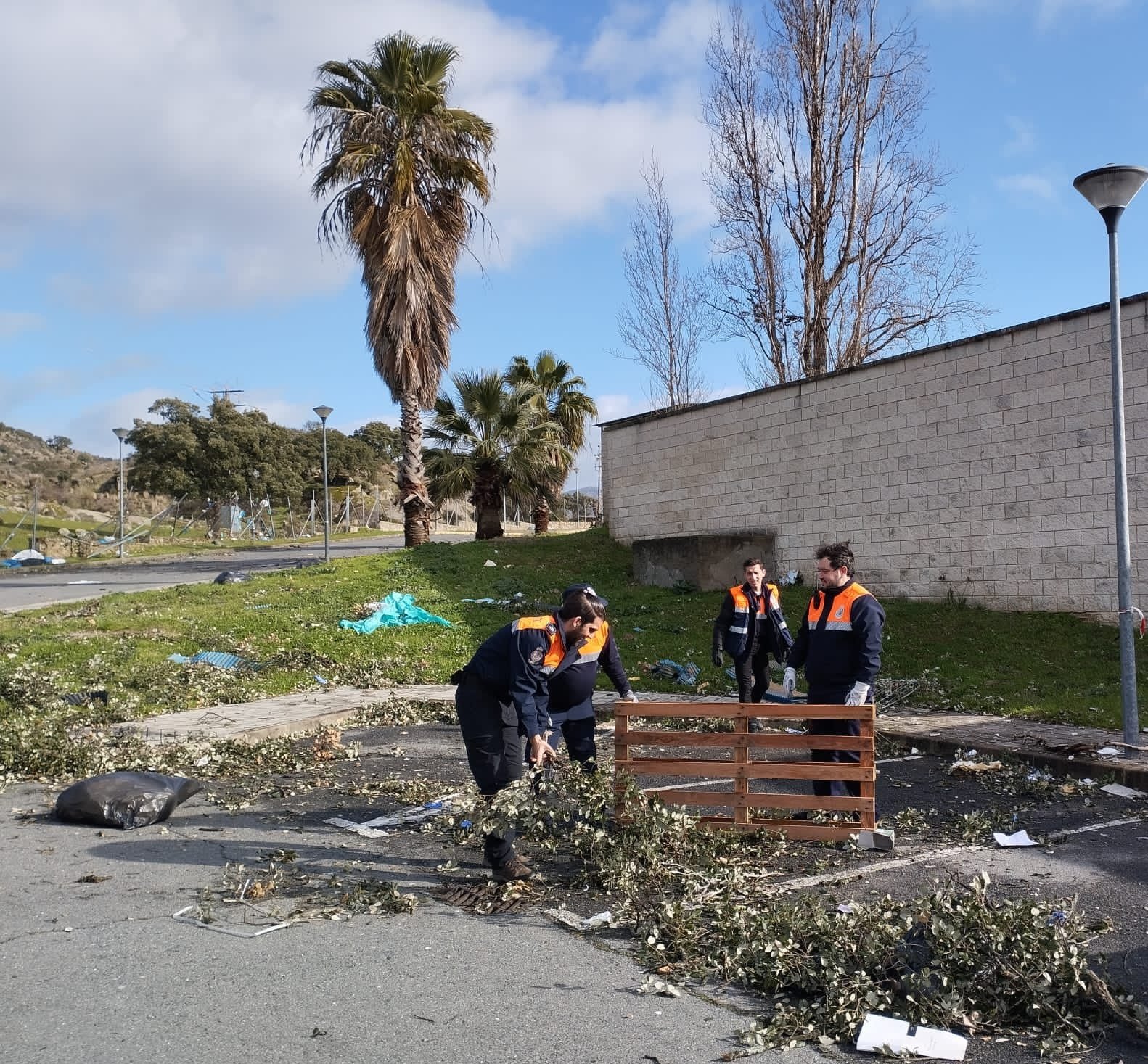 Documentación de los daños (fotografías, vídeos, informes de daños, etc.).
4. Justificantes de gastos relacionados con los daños sufridos (facturas de reparaciones, presupuestos, etc.).
5. Otra documentación que considere relevante para la evaluación de los daños.
5. Próximos pasos y seguimiento de la situación
El Ayuntamiento de Plasencia continuará informando regularmente sobre la evolución de la situación meteorológica y las medidas municipales adoptadas, así como sobre los plazos y procedimientos para la gestión de los daños y la atención a los afectados. Se ruega a la ciudadanía que siga las indicaciones de las autoridades locales y mantenga la precaución, especialmente en zonas afectadas por el temporal.
El Ayuntamiento de Plasencia desea informar a la ciudadanía sobre la situación actual provocada por el episodio de fuertes vientos, tormentas y fenómenos meteorológicos adversos que comenzaron el viernes 30 de enero. También se detallan las acciones que el ayuntamiento está llevando a cabo y los próximos pasos a seguir en relación con la gestión de los daños y la asistencia a los afectados.
1. Resumen de la situación meteorológica
El viernes por la tarde, aproximadamente entre las 16:15–16:30 h, se produjo un fenómeno atmosférico violento en Plasencia, posiblemente un pequeño tornado o ráfaga de viento muy fuerte acompañada de granizo. Este evento causó daños materiales significativos en diversas áreas de la ciudad, especialmente cerca del Hospital Virgen del Puerto, estacionamientos, espacios públicos y zonas residenciales del norte, así como en áreas industriales de la Rambla de Santa Teresa y Santa Bárbara. Afortunadamente, no se han reportado heridos ni víctimas como resultado de este fenómeno.
Según los datos preliminares de radar y estaciones cercanas, aunque la estación de AEMET más próxima no registró vientos extremos en el momento del tornado, se observan indicios de ráfagas intensas asociadas a núcleos convectivos fuertes. Se seguirá recopilando información sobre este fenómeno meteorológico.
Durante el fin de semana y hasta hoy lunes, hemos experimentado precipitaciones constantes y ráfagas de viento moderadas, con posibles lluvias intensas y vientos que podrían superar los 40–50 km/h en ciertos momentos, según los informes de observación recientes y las previsiones de la Agencia Estatal de Meteorología (AEMET).
2. Alertas y condiciones actuales
AEMET ha emitido avisos por viento y posibles precipitaciones para los próximos días en Plasencia, con un clima inestable, alternando lluvias y cielos nublados. Se espera que los vientos persistan, especialmente durante los chubascos más intensos.
La variabilidad climática actual, con lluvias generalizadas en la región, se debe a la presencia de sistemas frontales sucesivos, que pueden dar lugar a tormentas con ráfagas de viento.
3. Acciones municipales
Ante los daños causados por el temporal:
Evaluación de infraestructuras municipales
• Los equipos técnicos municipales están evaluando los daños en infraestructuras públicas, mobiliario urbano, áreas verdes, instalaciones y equipamientos municipales, prestando especial atención a las zonas más afectadas. Esta evaluación es preliminar y continuará durante la semana.
Coordinación con otras instituciones
• El Ayuntamiento está en contacto con la Junta de Extremadura y la Diputación Provincial de Cáceres para evaluar juntos los daños y activar posibles mecanismos de apoyo, incluidos los previstos para situaciones de emergencia. Las administraciones regional y provincial se han comprometido a colaborar en la provisión de recursos y ayuda.
Posible declaración de zona gravemente afectada
• Con la información recopilada, se está considerando la opción de solicitar al Gobierno de España la declaración de Plasencia como «zona gravemente afectada por una emergencia de protección civil», lo que podría facilitar el acceso a ayudas extraordinarias. Esta evaluación se llevará a cabo una vez se haya completado el inventario de daños.
Apertura de oficina de atención al ciudadano
• Con el fin de proporcionar información, apoyo y seguimiento personalizado a los afectados por el temporal, se establecerá una Oficina Municipal de Atención al Ciudadano específica para este evento durante la primera semana de febrero.
4. Documentos necesarios para los ciudadanos
Se solicita a los residentes que acudan a la Oficina de Atención que traigan, en la medida de lo posible, la siguiente documentación:
1. Documento de identificación (DNI/NIE/Pasaporte).
2. Prueba de propiedad o titularidad de los bienes afectados (escrituras, contrato de alquiler, recibos, etc.).
3. Evidencia de los daños (fotografías, videos, informes de daños, etc.).
4. Facturas de gastos relacionados con las reparaciones necesarias (facturas de reparación, presupuestos, etc.).
5. Otra documentación que se considere relevante para evaluar los daños.
5. Próximas acciones y seguimiento
El Ayuntamiento de Plasencia seguirá informando periódicamente sobre la evolución de la situación meteorológica y las medidas municipales en curso, así como sobre los plazos y procedimientos para la gestión de los daños y la asistencia a los afectados. Se insta a la población a seguir las instrucciones de las autoridades locales y a mantener la precaución, especialmente en las zonas afectadas por el temporal.
Ayuntamiento de Plasencia – Información Pública sobre el temporal meteorológico y medidas municipales
Se solicita a los ciudadanos afectados por el temporal meteorológico que presenten la siguiente documentación:
1. Fotografías o vídeos que muestren los daños sufridos en bienes personales o en la vivienda/vehículo.
2. Parte de incidencias del seguro (si existe) o comunicaciones con compañías aseguradoras.
3. Presupuestos o facturas de reparación, si ya se han obtenido.
4. Datos de contacto actualizados (teléfono, correo electrónico).
El personal municipal estará disponible para ayudar en la recopilación de estos datos y facilitar la tramitación de las ayudas disponibles.
Recomendaciones y previsión de la semana:
Según las últimas predicciones meteorológicas, se esperan lluvias débiles a moderadas y viento moderado durante la semana, con posibles episodios de lluvias intensas en días específicos. Se recomienda:
– Mantener precaución al transitar por zonas públicas y parques.
– Evitar actividades al aire libre durante lluvias intensas o vientos fuertes.
– Consultar las actualizaciones oficiales de AEMET para la predicción diaria y avisos específicos.
¡Cuidémonos entre todos!