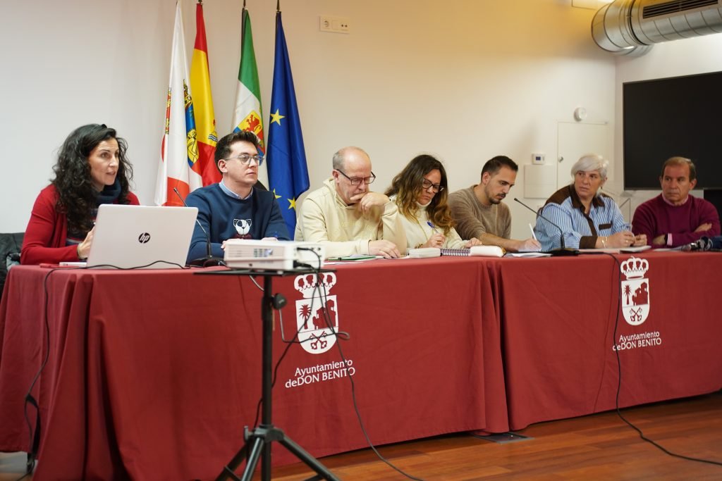 El Ayuntamiento coordina los preparativos de los JEDES 2026 con todas las entidades implicadas en Don Benito. Durante la sesión se han abordado aspectos clave relacionados con logística, seguridad, accesibilidad y coordinación de recursos humanos y técnicos.
