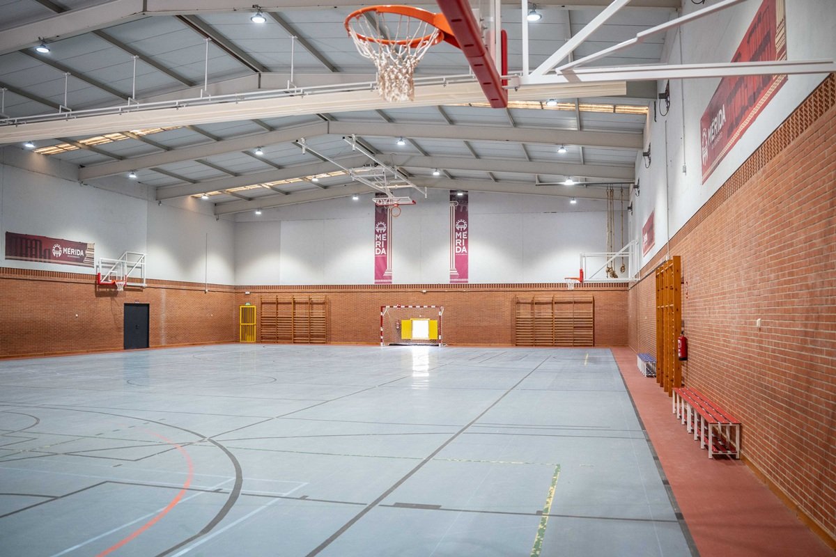 El alcalde inspecciona la renovación del Complejo Deportivo Las Abadías con una inversión de 125.000 euros