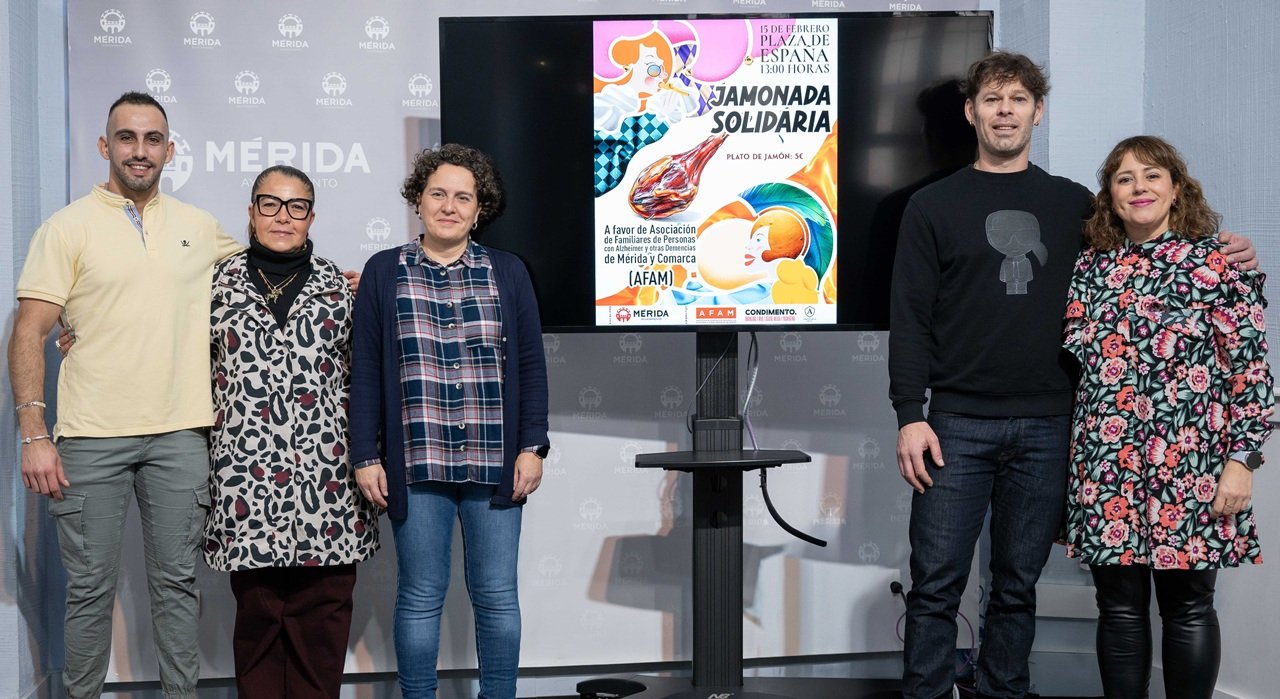 La Plaza de España acoge la VII Jamonada Solidaria a beneficio de AFAM, donde se repartirán más de 600 platos de jamón a 5 euros cada uno.