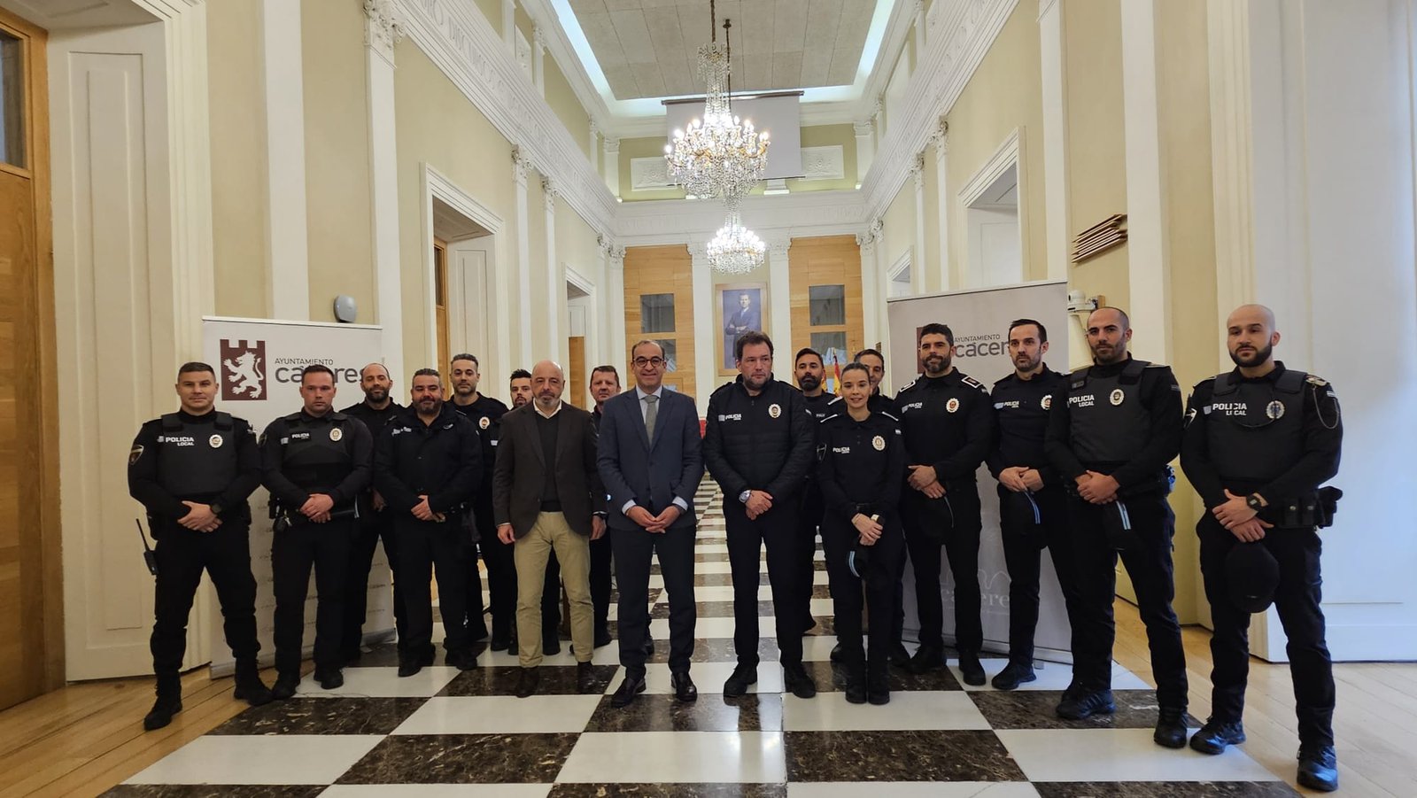 La Policía Local de Cáceres alcanza su mayor cifra de efectivos en los últimos 12 años con la plantilla completa de 151 agentes, dando la bienvenida a las últimas 14 incorporaciones en comisión de servicio.