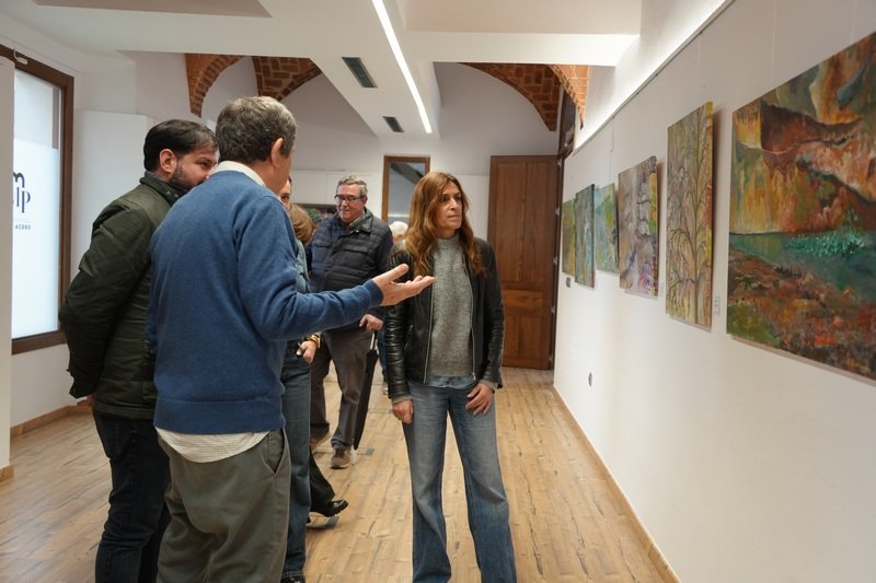 La alcaldesa Ana Belén Fernández asiste a la inauguración de la exposición «Luz y Color» de Abel Domínguez en el Centro Museístico Charo Acero.