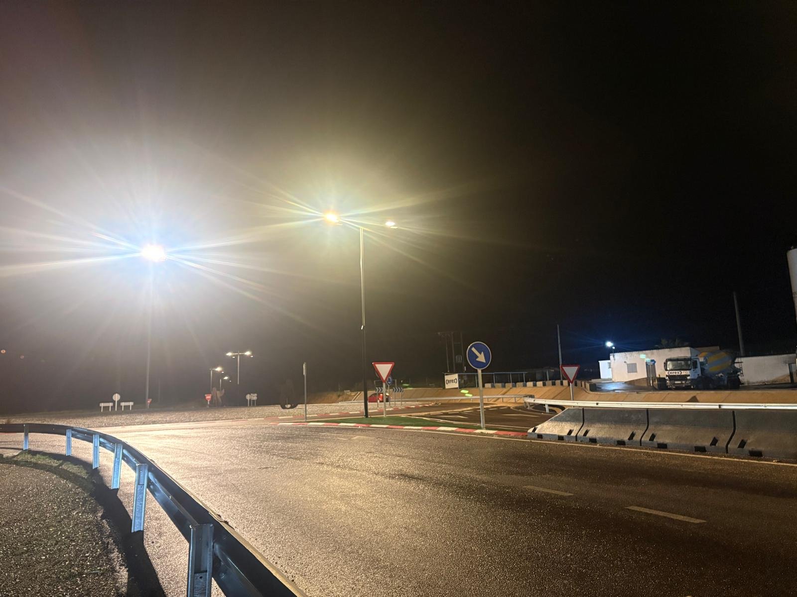 La rotonda de «El Torruco» ya está iluminada y se han añadido 15 nuevos puntos de luz para mejorar la seguridad.
