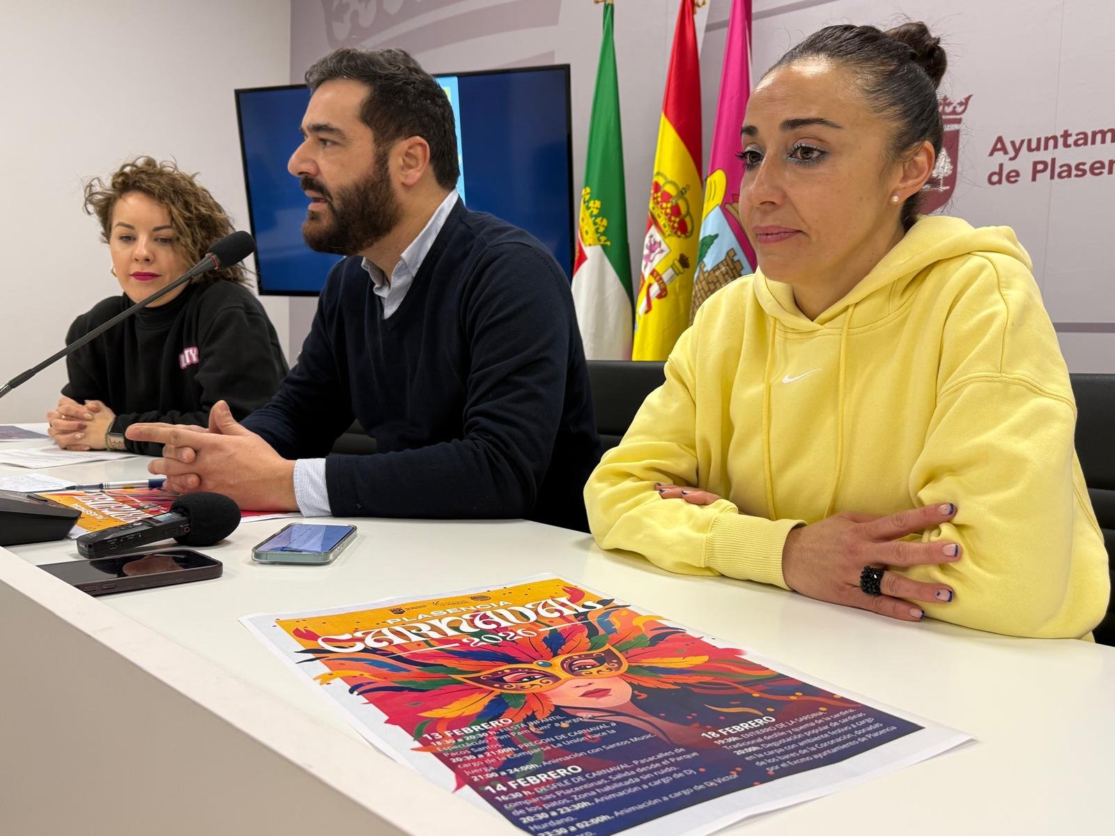 Plasencia presenta la programación del Carnaval 2026 con actividades del 13 al 18 de febrero

El Ayuntamiento de Plasencia, en colaboración con la Asociación Carnavalera, ha organizado una agenda repleta de desfiles, actividades infantiles, pregón, animación musical y el tradicional entierro de la sardina.

Durante la presentación, el concejal de Festejos resaltó el crecimiento del Carnaval en la zona y la región, gracias al esfuerzo conjunto de las comparsas locales y la comunidad. La programación incluye una fiesta infantil, pregón, desfile de comparsas, sesiones de DJs y el entierro de la sardina con degustación popular.

La coordinación entre el Ayuntamiento y la Asociación Carnavalera garantiza el correcto desarrollo de todas las actividades, con la colaboración de Policía Local, Protección Civil y Cruz Roja. Además, se han anunciado novedades en el recorrido del desfile del sábado 14 de febrero, que concluirá en el Parque de la Coronación.

Ocho comparsas locales participarán en el Carnaval 2026, y se invita a la ciudadanía a unirse con nuevas propuestas para futuras ediciones. Una celebración que promete diversión y alegría para todos los asistentes.