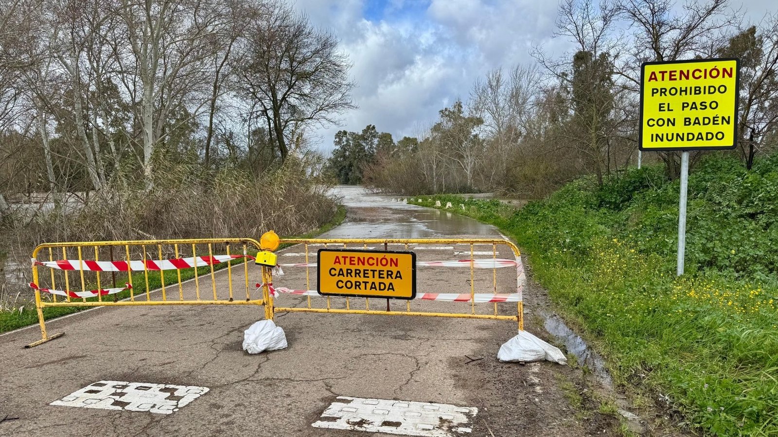 Vías afectadas por lluvias en Badajoz y Cáceres: cortes y precaución