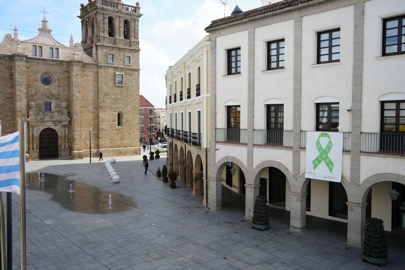 Villanueva de la Serena se une al Día Internacional contra el Cáncer con iluminación verde y lazo en la plaza.