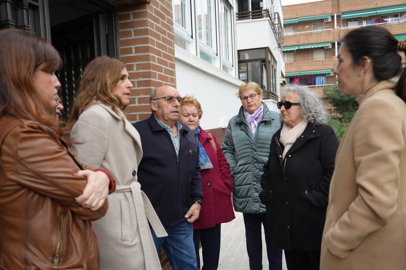 Visita de la alcaldesa Ana Belén Fernández al barrio de Conquistadores para conocer las necesidades de los vecinos.
