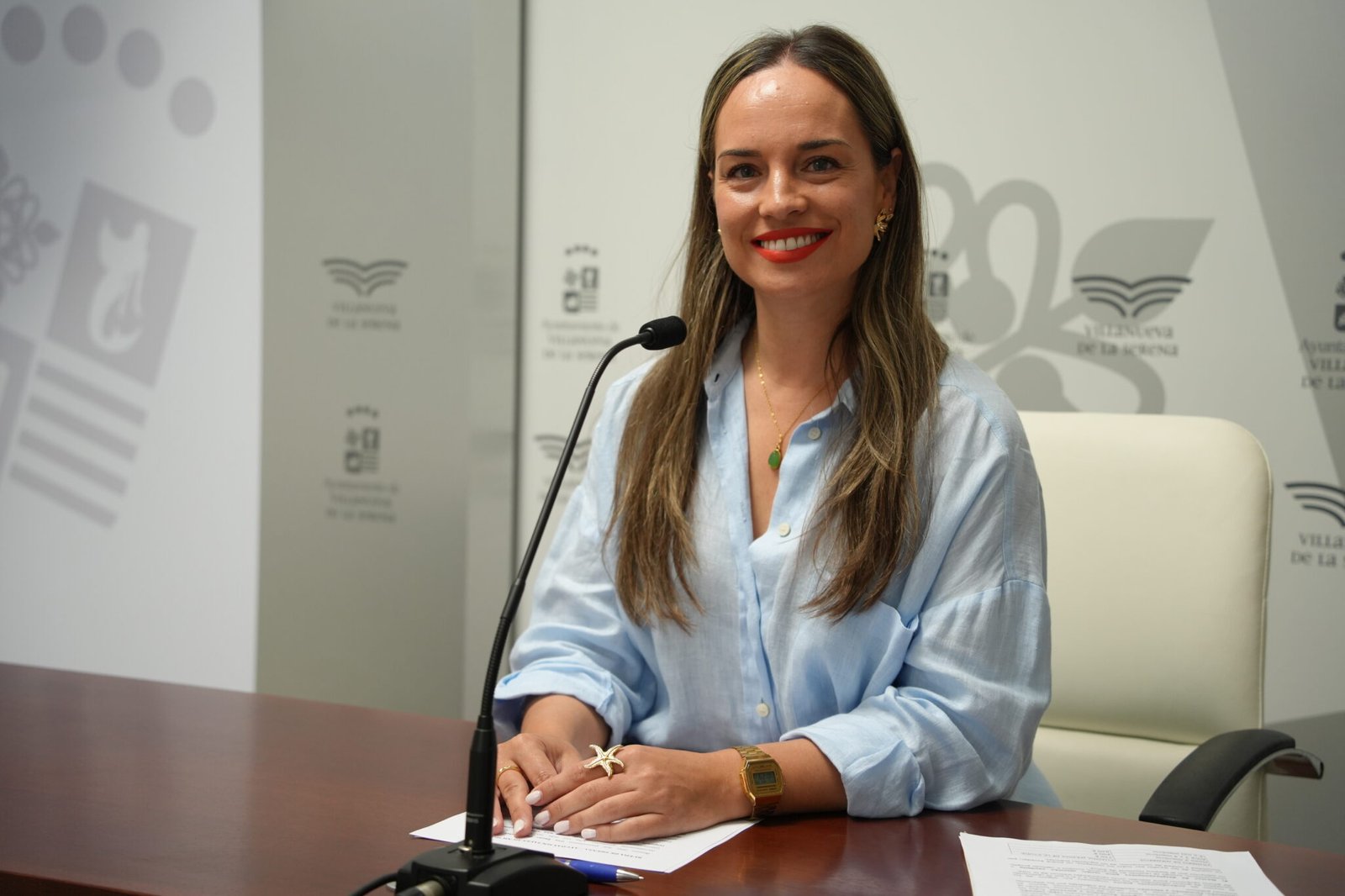 Apoyo social, farmacéutico y de transporte para la población en general y personas mayores
Recientemente, el Gobierno municipal ha aprobado tres líneas de ayudas destinadas a emergencias sociales, productos farmacéuticos y ortoprotésicos, así como al transporte de personas mayores, con el objetivo de atender las necesidades de los ciudadanos.
La concejala de Servicios Sociales, Ana Mansanet, ha informado que con estas ayudas se cumple el compromiso de fortalecer el escudo social desde lo local, asegurando que nadie quede desatendido por falta de recursos.
Estas tres líneas de ayudas cuentan con un presupuesto de 80.000 euros para este año y pueden solicitarse en los Servicios Sociales de Base, donde se evalúa cada situación de forma personalizada.
 

 
En cuanto a las ayudas de emergencia social, se han reactivado para dar respuesta a situaciones de vulnerabilidad que requieran una intervención inmediata y efectiva, evitando así la exclusión social. Por otro lado, las ayudas para productos farmacéuticos y ortoprotésicos cubren tratamientos y productos no financiados por el sistema público.
 

 
 
Estas ayudas son fundamentales para garantizar el acceso a la atención médica y evitar que las personas dejen de seguir sus tratamientos por motivos económicos. Además, se ha implementado una línea de ayuda al transporte para personas mayores con movilidad reducida y sin suficiente apoyo familiar, facilitando así su desplazamiento a centros sanitarios.
 

 
La concejala destaca la importancia de estas ayudas, que aunque no sean competencia municipal directa, son una responsabilidad moral y política asumida por el Gobierno local. Se trabaja para garantizar el acceso a servicios básicos y la autonomía de las personas mayores, apostando por una política social inclusiva y transformadora. Servicios Sociales destina 80.000 euros para apoyar a la población en general y a las personas mayores, como una herramienta activa para promover la igualdad, dignidad y oportunidades.[embed]https://www.youtube.com/watch?v=j5239cV_O50[/embed]