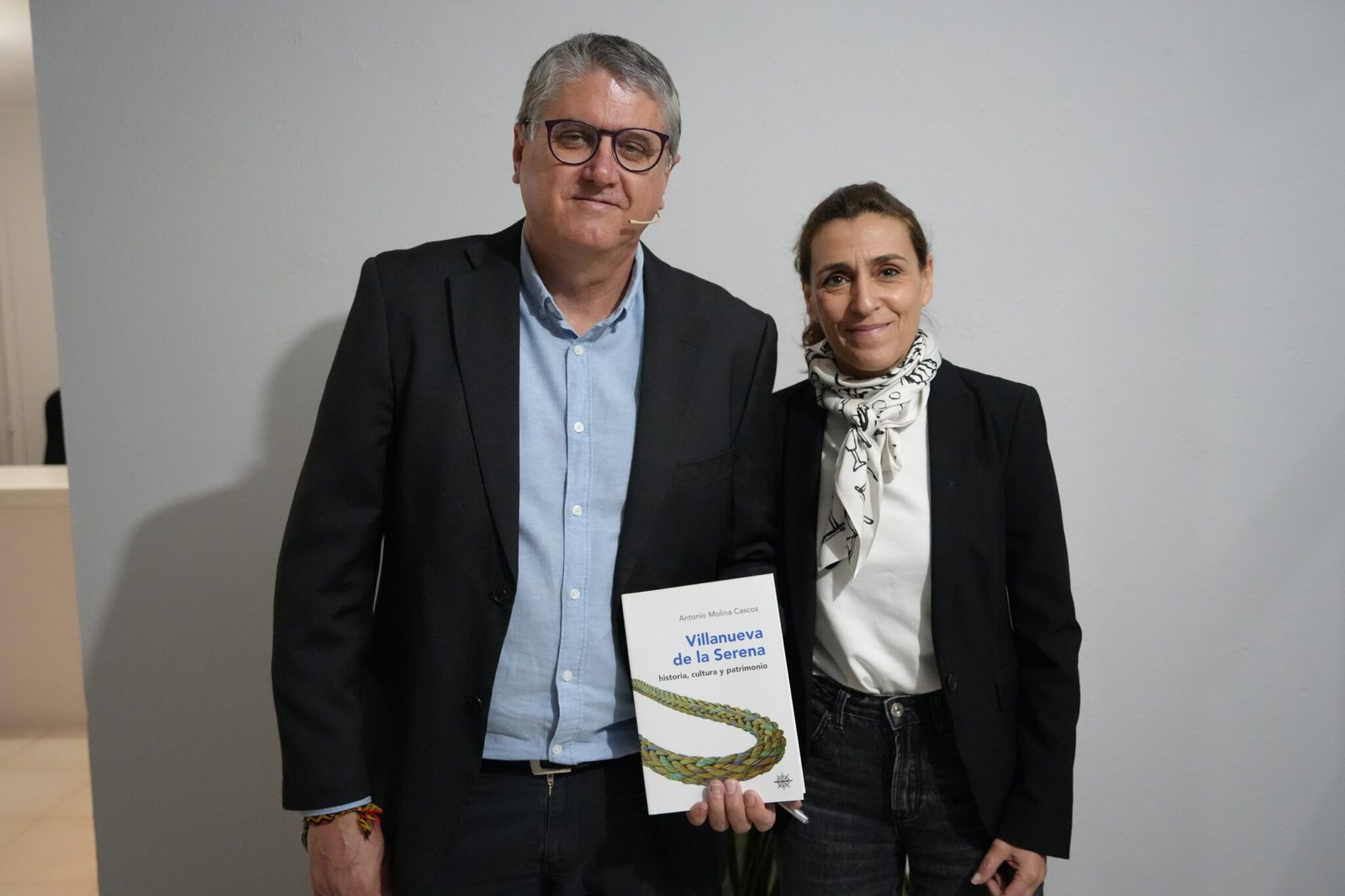 Antonio Molina presenta su libro sobre Villanueva de la Serena, destacando su valor gráfico y su enfoque interpretativo de la historia local.