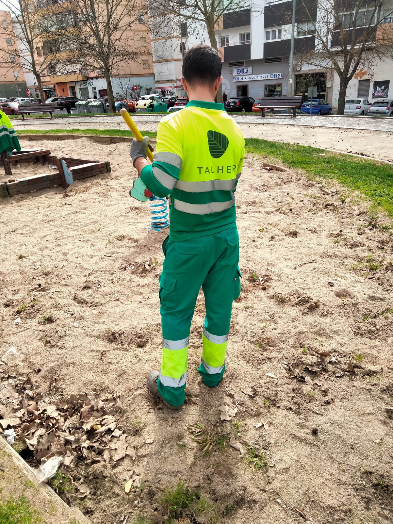 El Ayuntamiento de Cáceres continúa con el mantenimiento de zonas infantiles y pedanías mediante Thaler.