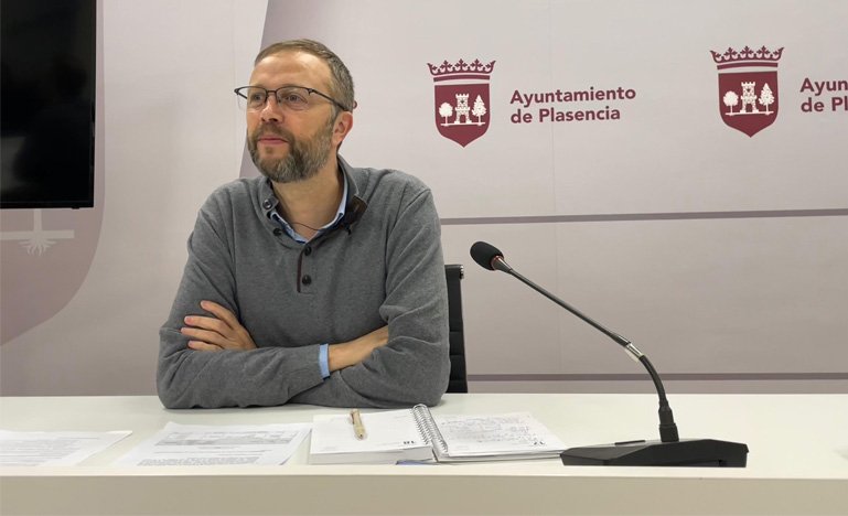 El Ayuntamiento de Plasencia planifica 28 bloques de contratos en su Plan de Contratación para 2026
El concejal de Hacienda, José Antonio Hernández, destaca que el plan permitirá organizar la actividad municipal y anticipar a empresas y ciudadanos las principales licitaciones del año.
El Ayuntamiento de Plasencia ha presentado el Plan de Contratación para 2026, un documento de planificación que recoge las principales licitaciones que el consistorio prevé tramitar a lo largo del año. El plan incluye 28 bloques de contratos que abarcan obras, suministros, servicios y concesiones.
Durante la comparecencia ante los medios, el concejal de Hacienda, José Antonio Hernández, explicó que este documento tiene un doble objetivo: mejorar la organización interna del Ayuntamiento y facilitar información previa a empresas y operadores económicos interesados en concurrir a futuras licitaciones.
“El plan de contratación se elabora para organizar el trabajo del propio ayuntamiento, dar indicaciones a las distintas concejalías sobre qué pliegos técnicos deben preparar y también para que la ciudadanía y los operadores económicos tengan conocimiento previo de los contratos que se van a licitar”, señaló.
Hernández indicó que el documento de 2026 se ha presentado algo más tarde de lo habitual para poder coordinarlo con la elaboración del nuevo presupuesto municipal.
Balance del plan de 2025
El concejal destacó el balance positivo del plan correspondiente a 2025, del que se ha ejecutado aproximadamente dos tercios.
“Culminar un plan de contratación en un solo año es prácticamente imposible, porque hay procedimientos complejos que pueden prolongarse durante varios ejercicios, pero podemos decir que el plan de 2025 ha tenido una ejecución muy satisfactoria”, afirmó.
Según explicó, el pasado año se tramitaron más de treinta contratos, cifra que supera los cincuenta si se contabilizan los distintos lotes en los que se dividen algunas licitaciones.
“Muchos contratos se dividen en varios lotes y, desde el punto de vista de la Ley de Contratos, cada lote cuenta como un contrato distinto. Si se contabilizan todos ellos, habríamos superado los cincuenta contratos, lo que es un número muy satisfactorio para un ayuntamiento de nuestro tamaño”, indicó.
Principales bloques del plan de 2026
El plan de este año se organiza por bloques de financiación y tipología contractual. En el apartado de obras, se han definido distintos bloques vinculados a diferentes programas y fuentes de financiación, como el Plan de Sostenibilidad Turística, el Plan Edil, actuaciones financiadas por la Diputación de Cáceres o subvenciones de la Junta de Extremadura, así como proyectos de eficiencia energética o renovación del alumbrado público.
También se incluyen actuaciones financiadas con recursos propios del Ayuntamiento, como el plan de asfaltado o diversas obras municipales.
En materia de suministros, el consistorio prevé, entre otras actuaciones, una tercera fase de renovación de parques infantiles, así como contratos para materiales de construcción o equipamiento deportivo.
En cuanto a servicios, el Ayuntamiento abordará la licitación de contratos relevantes para la ciudad.
“Esperamos poder afrontar definitivamente este año la licitación del servicio de mantenimiento de parques y zonas verdes y también el de limpieza y recogida de residuos, que son servicios muy importantes para la ciudad”, explicó Hernández.
Asimismo, el plan contempla licitar el servicio de grúa municipal, el mantenimiento de puntos de recarga de vehículos eléctricos y trabajos de desbroce en diferentes zonas.
Concesiones y nuevas licitaciones
Entre las concesiones de servicio previstas se encuentran la futura licitación de la Plaza de Toros, que se tramitará este año para su entrada en vigor en el siguiente ejercicio, así como el avance en procesos complejos como el transporte urbano y la gestión del agua.
También se prevé sacar a concurso la concesión del albergue municipal, cuyo procedimiento se encuentra ya muy avanzado.
Además, el concejal anunció que el Ayuntamiento trabaja en nuevos pliegos para la venta de parcelas municipales destinadas a la construcción de viviendas, una iniciativa que no se llevaba a cabo desde hace varios años.
Actuaciones ya en marcha
Hernández adelantó que varias actuaciones previstas en el plan ya están en ejecución. El Ayuntamiento de Plasencia ha programado 28 contratos en su Plan de Contratación para 2026, incluyendo el asfaltado de 14 calles con un presupuesto de 590.000 euros, financiado parcialmente por la Diputación de Cáceres y con un plazo de ejecución de cuatro meses.

También se ha licitado la urbanización de la calle que rodea el nuevo colegio San Miguel, con una inversión de 120.000 euros y un plazo de ejecución de tres meses, con el objetivo de realizar las obras durante el verano.

Además, se ha aprobado la licitación de una nueva galería en el cementerio municipal, que contará con 120 nichos y un presupuesto de 245.000 euros.

Se contempla la futura demolición de un edificio anexo a la muralla en la calle Calvo Sotelo, con un valor de unos 50.000 euros para recuperar un nuevo tramo del recinto amurallado.

Se seguirá avanzando en la recuperación de tramos de muralla en la zona de Puerta Talavera y la avenida Calvo Sotelo, según lo establecido en el Plan General Municipal.

Finalmente, varias licitaciones incluidas en el plan están en proceso de publicación o a punto de comenzar, por lo que el Ayuntamiento continuará informando sobre su progreso en las próximas semanas.
