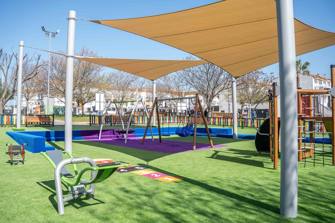 El Ayuntamiento inaugura nuevos parques infantiles y zonas saludables en seis distritos de la ciudad.