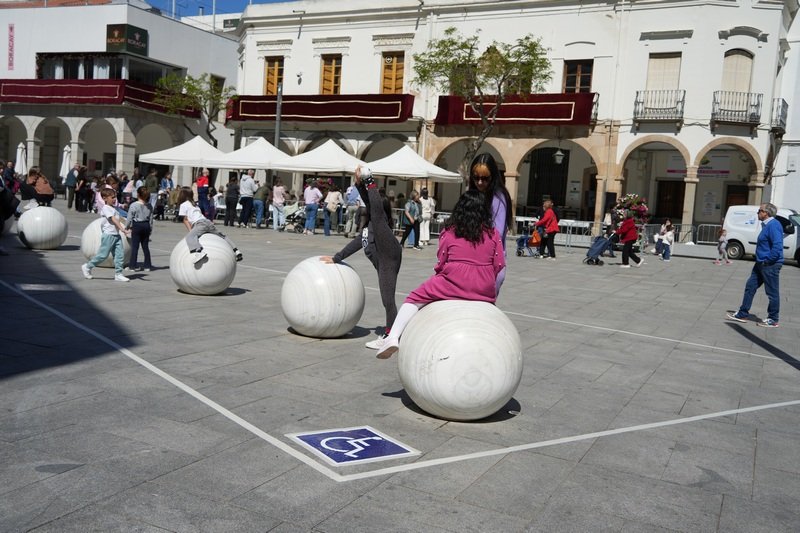 Zona para personas con movilidad reducida en Plaza de España para ver procesiones, también en Las Pasaderas en Jueves Santo.