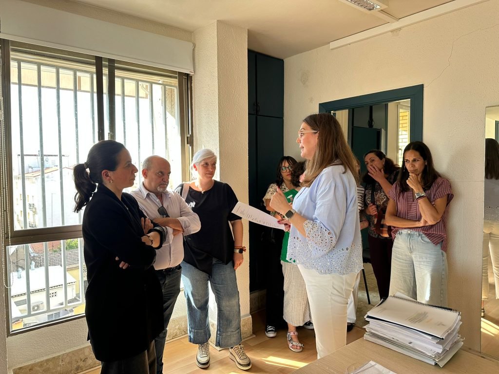 El Ayuntamiento fortalece su compromiso con APNADOBE para apoyar un Centro de Educación Especial para trastorno del espectro autista.