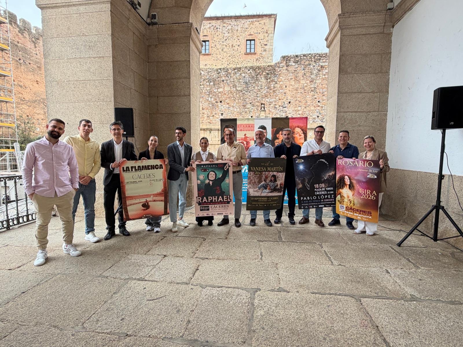 El Ayuntamiento presenta el festival “Monumental Cáceres” con Raphael, Pablo López, Vanesa Martín, Rosario Flores y La Flamenca para celebrar 40 años como Patrimonio de la Humanidad El Ayuntamiento de Cáceres ha anunciado la participación de Raphael, Pablo López, Vanesa Martín, Rosario Flores y La Flamenca en el nuevo festival «Monumental Cáceres» para conmemorar el 40 aniversario de la ciudad como Patrimonio de la Humanidad.